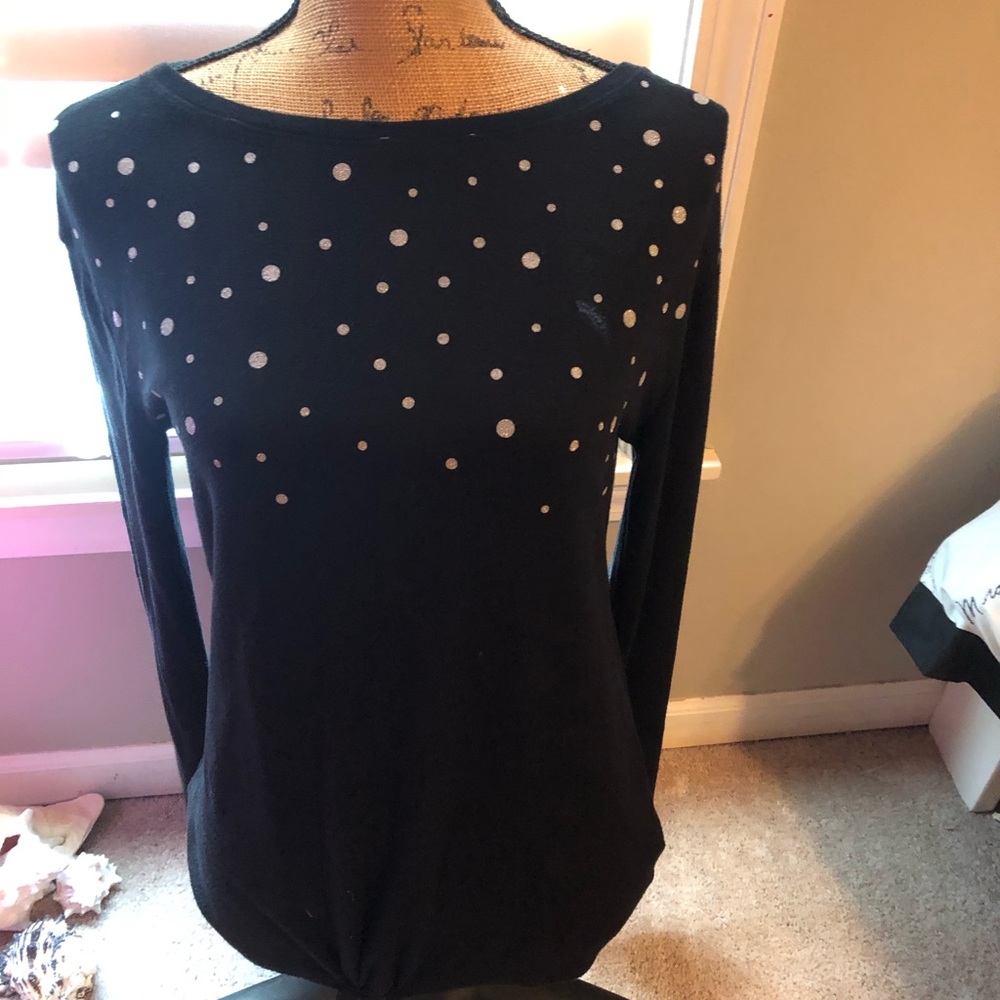 Plain black long sleeves top.